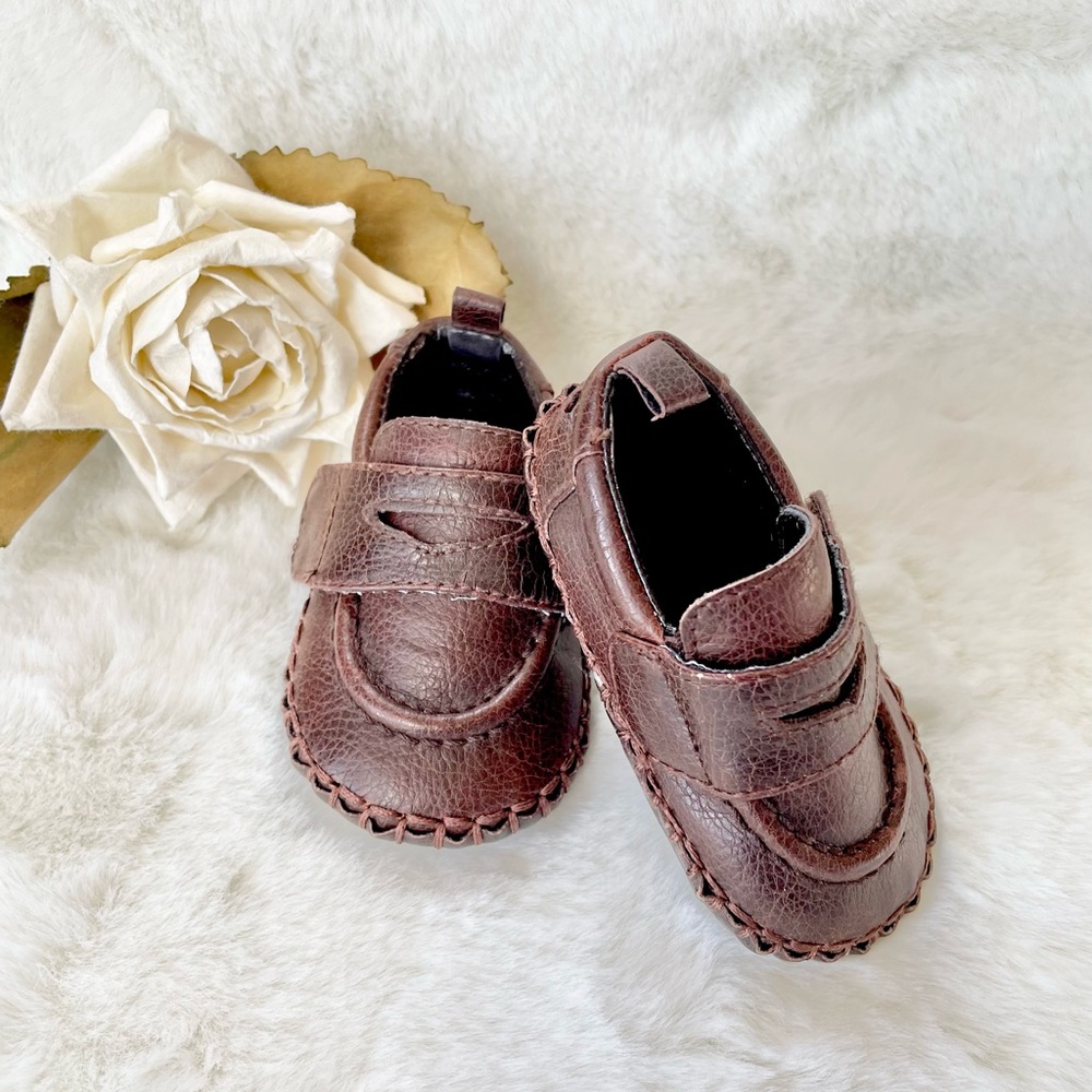 New no tags Faux Leather baby shoes with Velcro closure SZ 3-6months Super Cute!